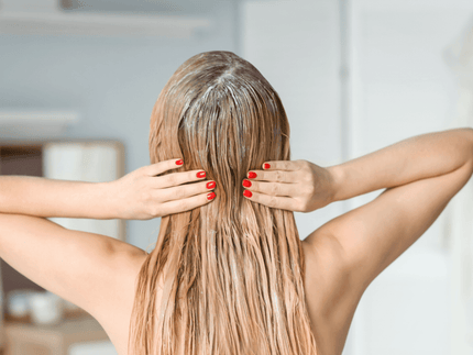 Des cheveux forts et sains grâce à un après-shampooing stimulant la croissance des cheveux